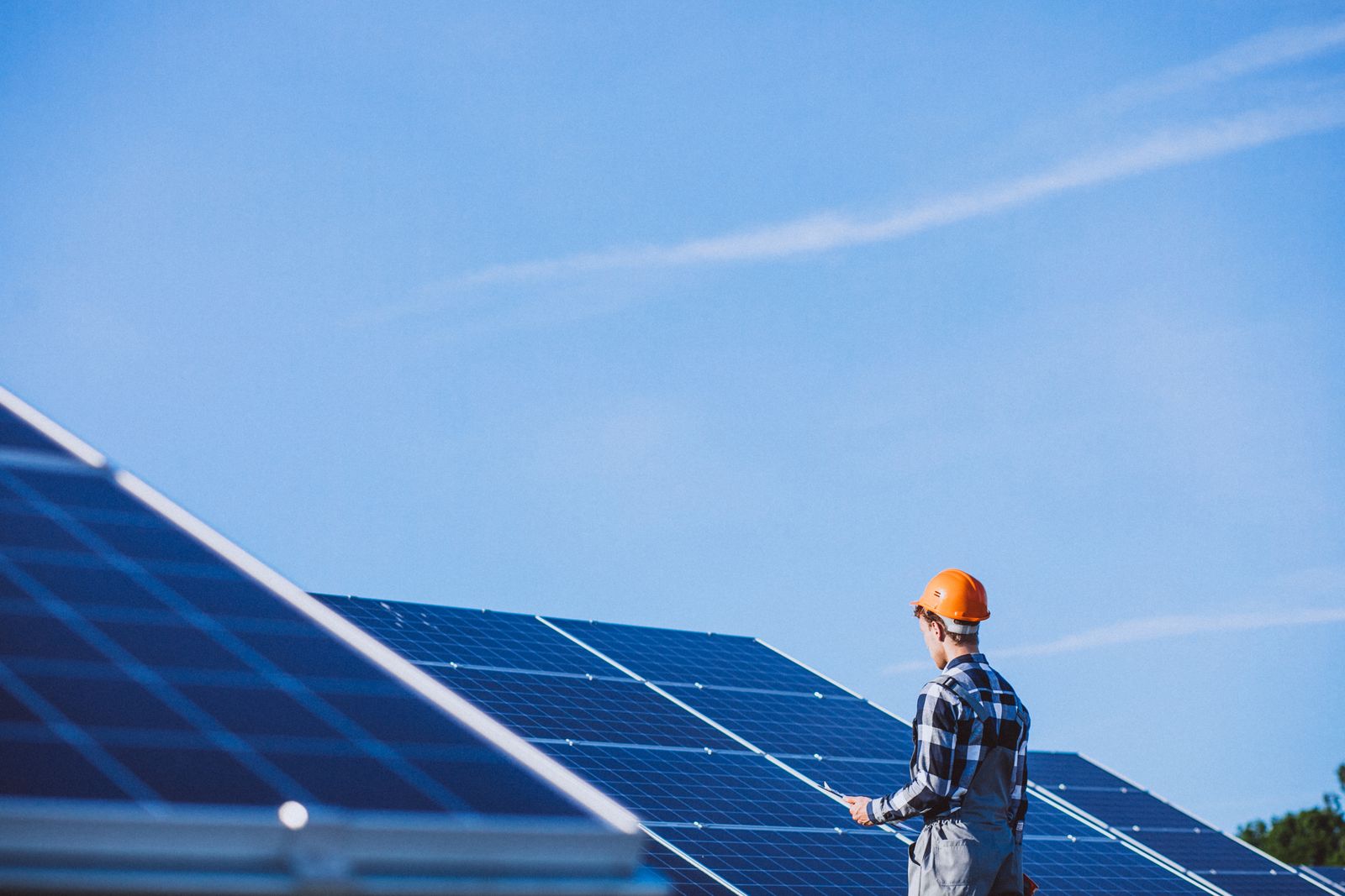 Technicien GTP Solaire sur une centrale solaire
