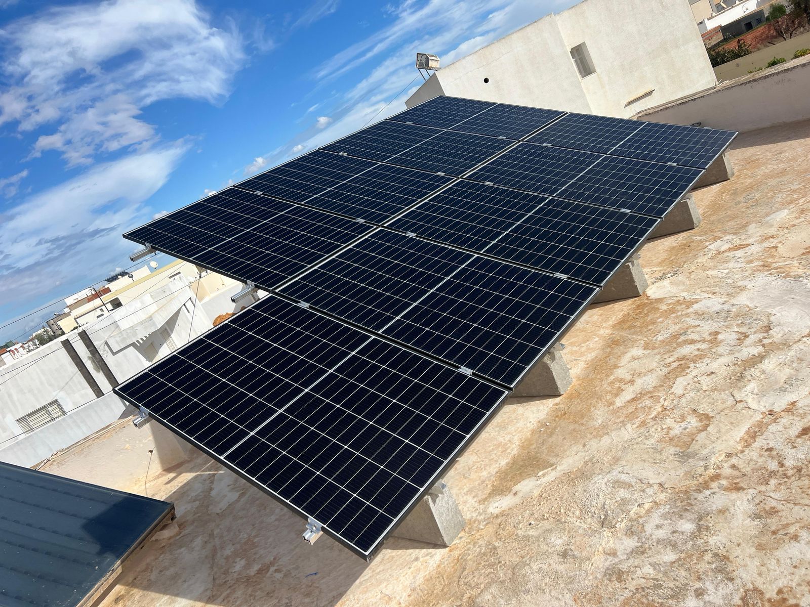 Installation photovoltaïque de grande surface en terrasse