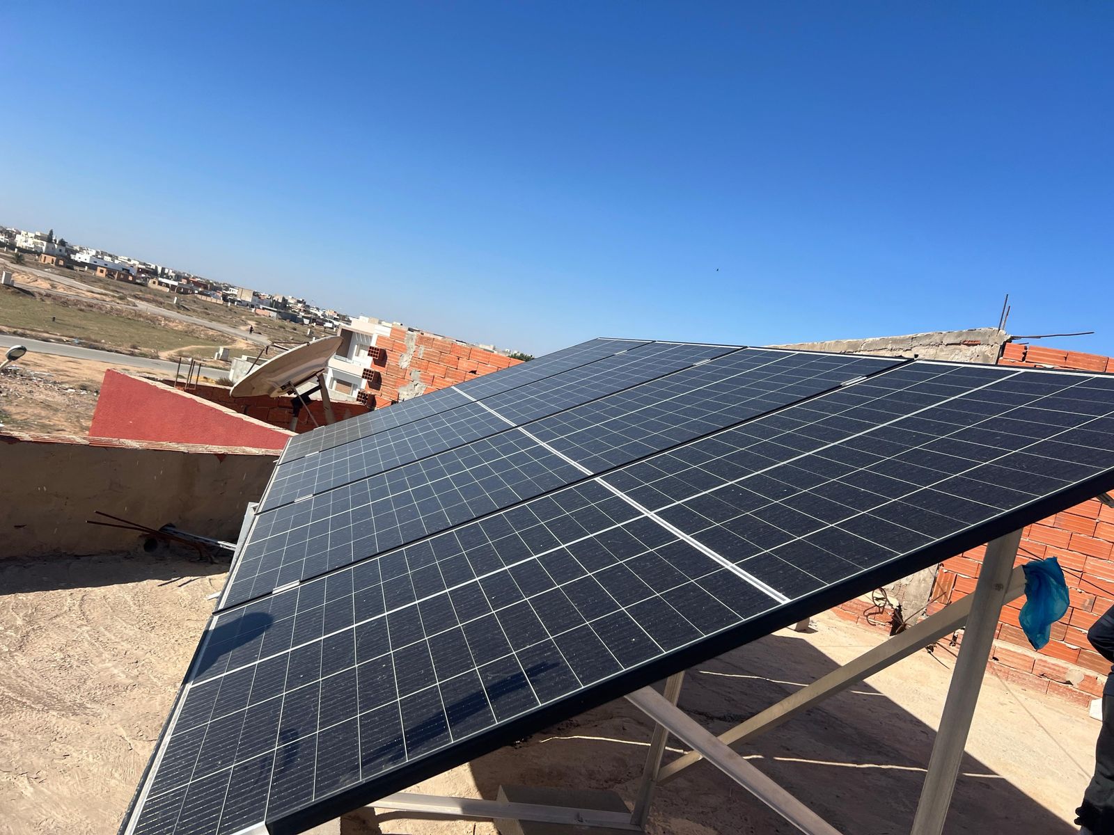 Modules photovolta&iuml;ques pos&eacute;s en toiture